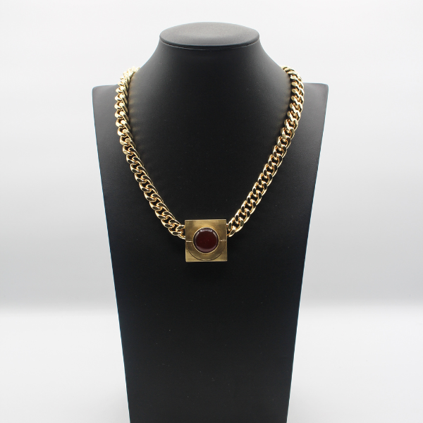How to Improve Your Outfit with Statement Jewelry